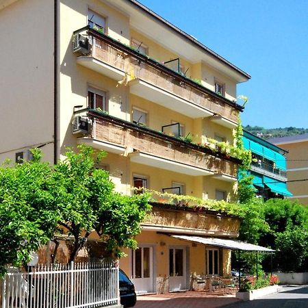 Residence Glicini Finale Ligure Exterior photo